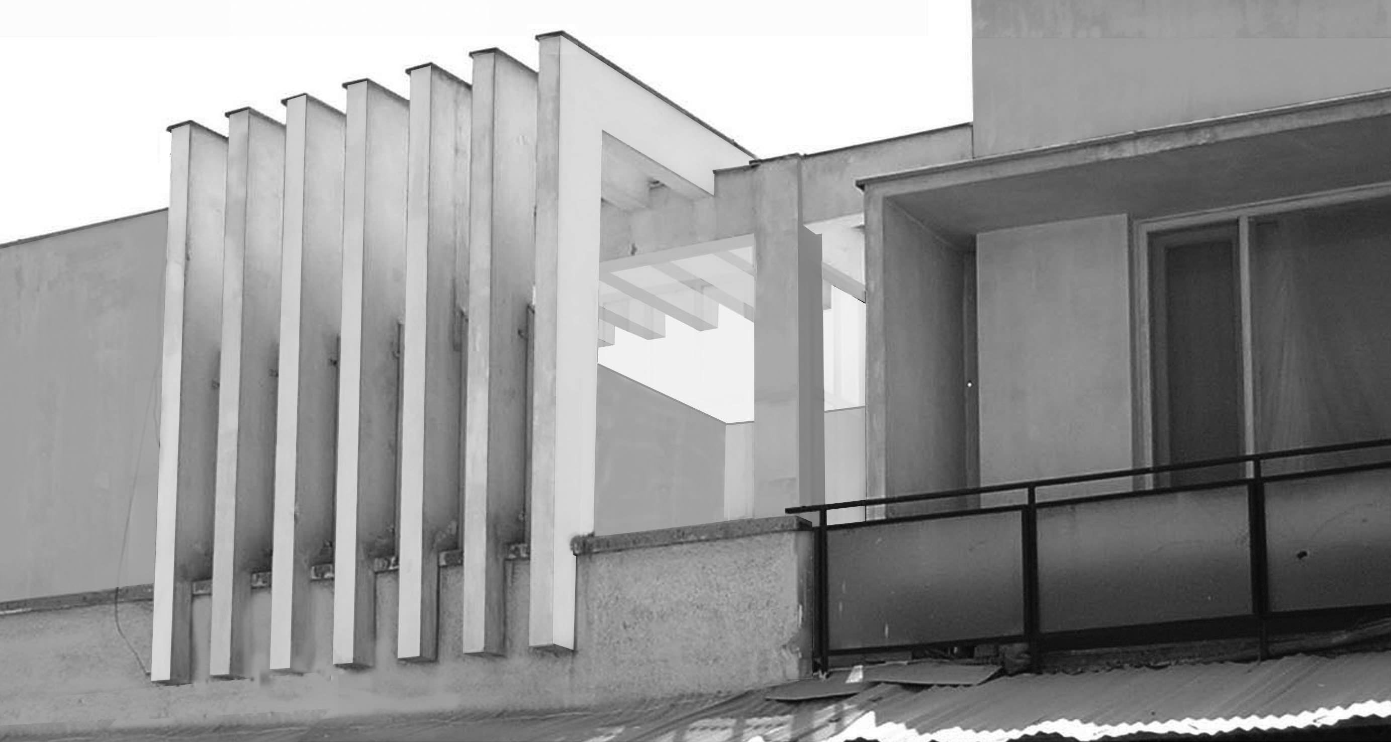 Ein schlichtes, modernes Gebäude mit geometrischen Formen, einer Balkonbrüstung und großen Fenstern.