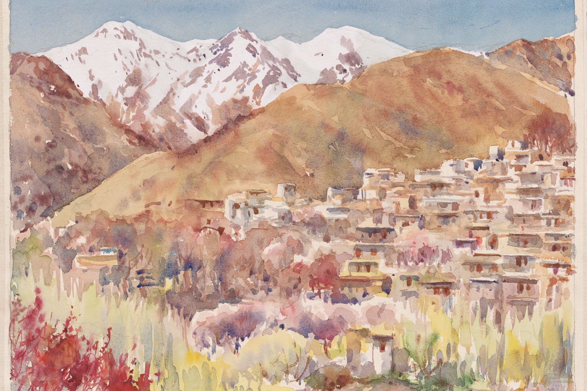 Eine farbenfrohe Aquarellmalerei zeigt eine ländliche Siedlung mit traditionellen Gebäuden, umgeben von bewaldeten Hügeln und schneebedeckten Bergen im Hintergrund.