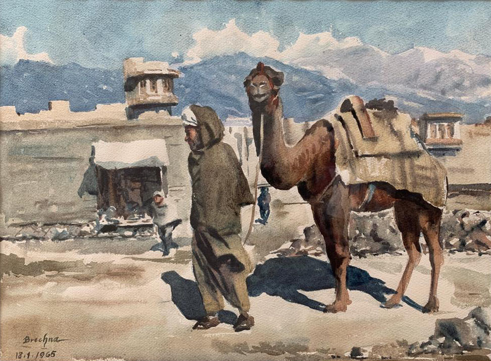 Ein Mann in traditioneller Kleidung führt einen beladenen Kamel durch eine wüstenähnliche Szene mit Zelten und Bergen im Hintergrund.